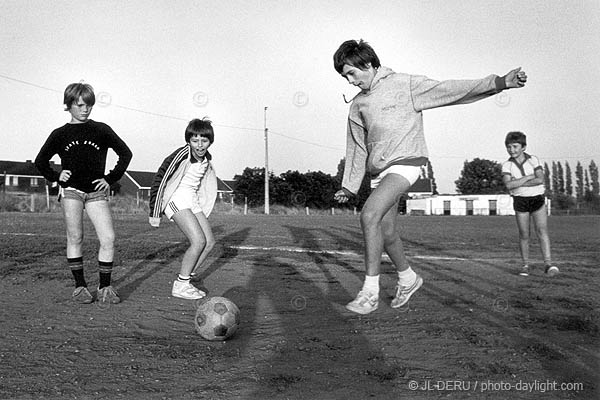 enfants jouant au football - children playing soccer